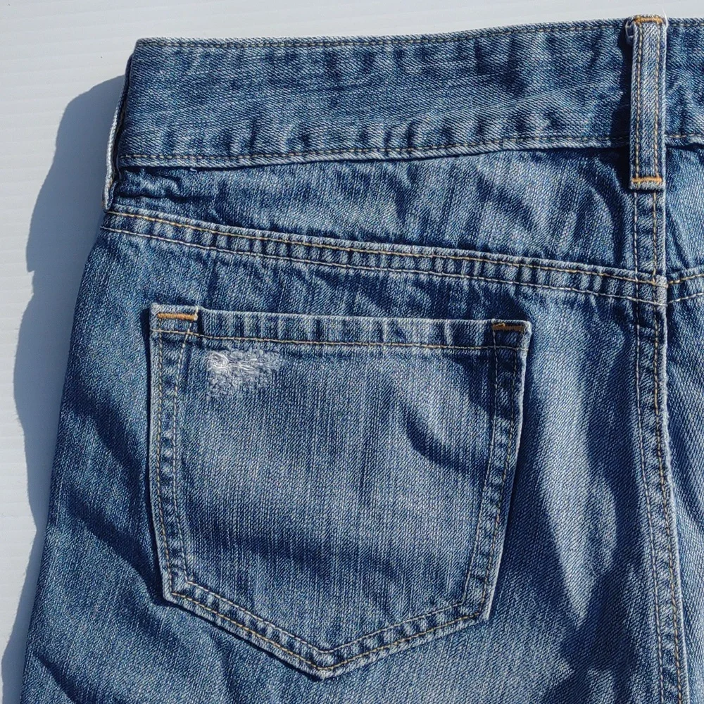 🌜OLD NAVY Mid-Rise Distressed Shorts in Medium Dark Wash - Picture 11 of 16